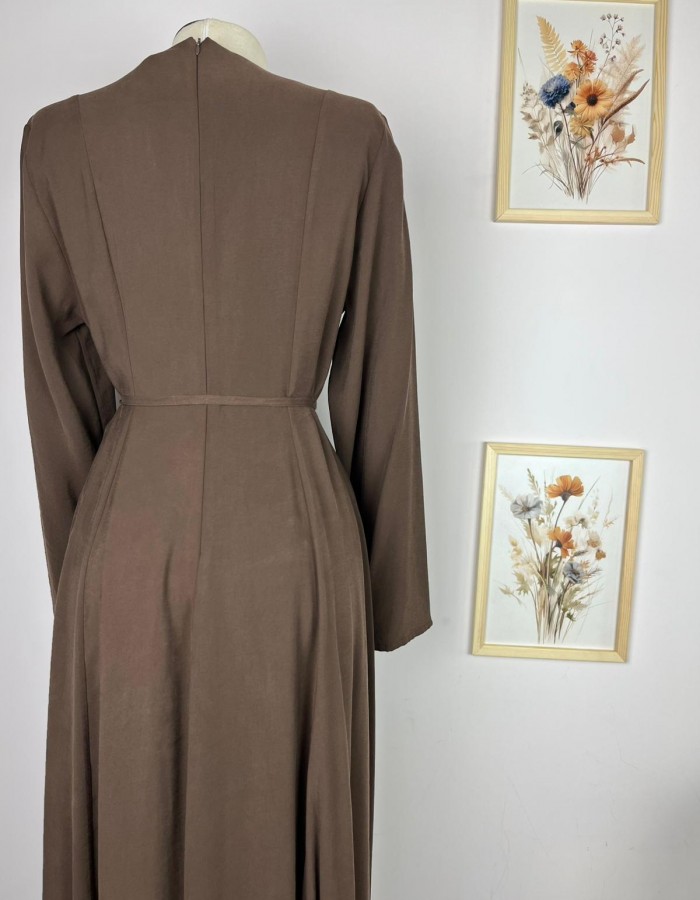 Belden Oturtma Detaylı Kahverengi Elbise