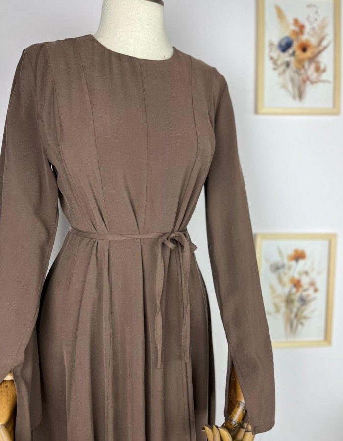 Belden Oturtma Detaylı Kahverengi Elbise