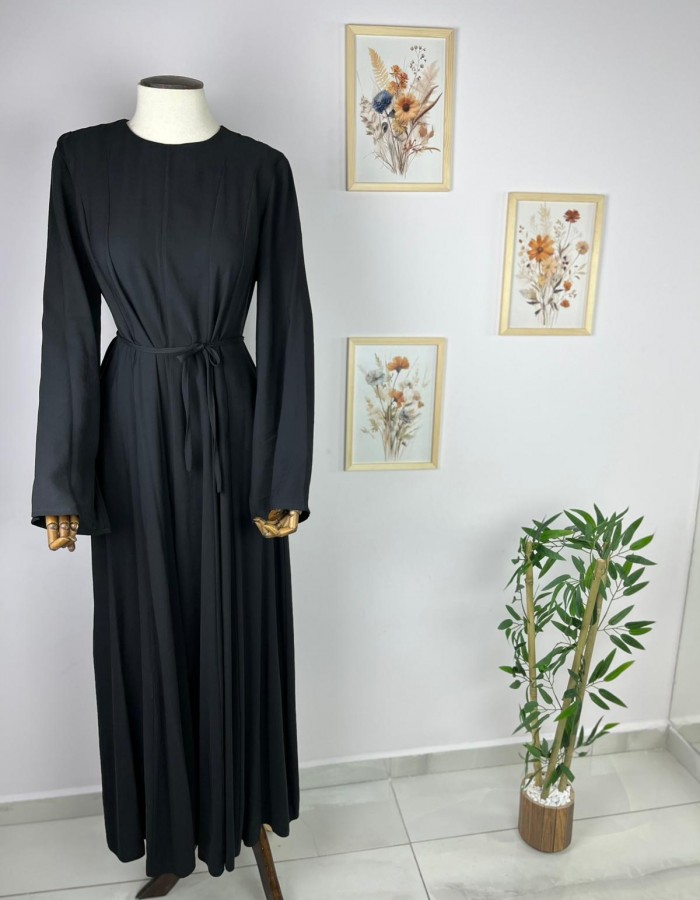 Belden Oturtma Detaylı Siyah Elbise