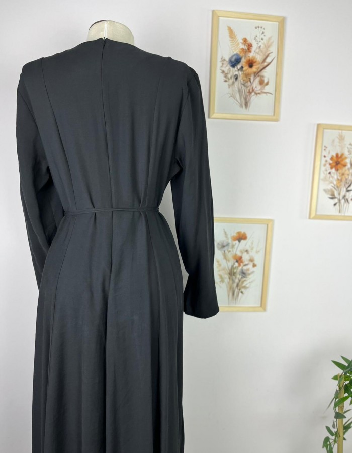 Belden Oturtma Detaylı Siyah Elbise