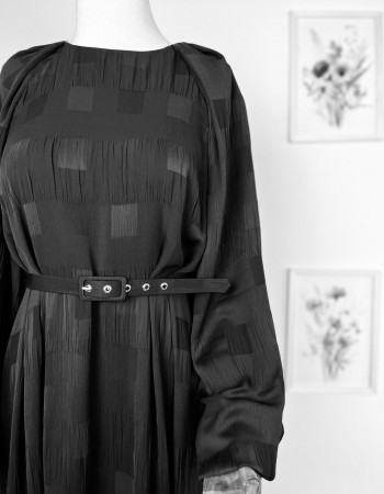 Kare Desenli Belden Büzgülü Balon Kol Siyah Elbise