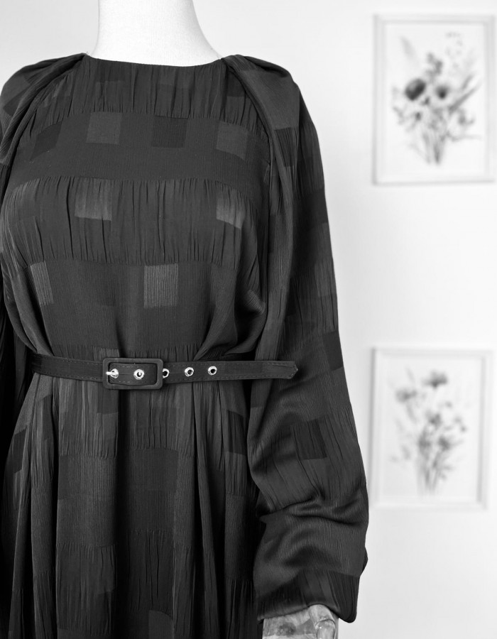 Kare Desenli Belden Büzgülü Balon Kol Siyah Elbise