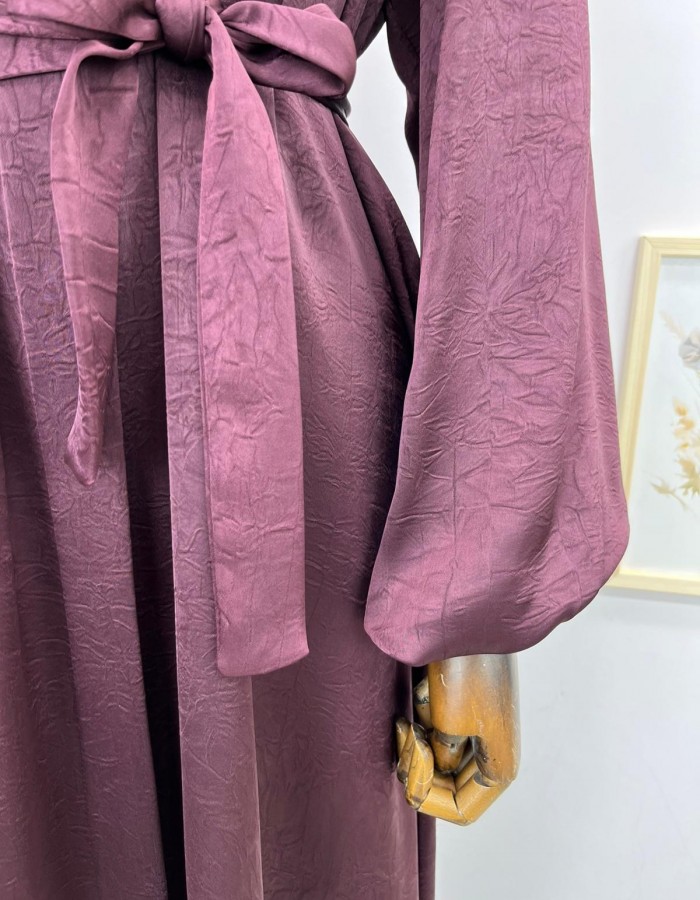 Kendinden desenli düğme detaylı saten elbise mürdüm