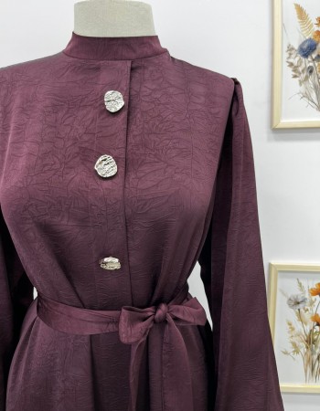 Kendinden desenli düğme detaylı saten elbise mürdüm