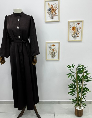 Kendinden desenli düğme detaylı saten elbise kahverengi