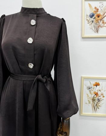 Kendinden desenli düğme detaylı saten elbise kahverengi