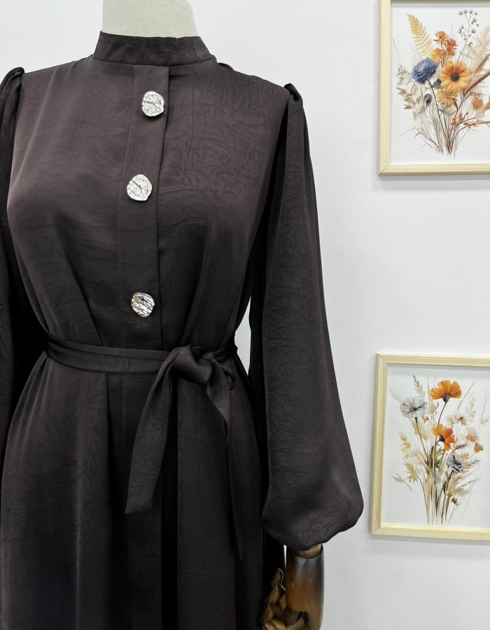 Kendinden desenli düğme detaylı saten elbise kahverengi