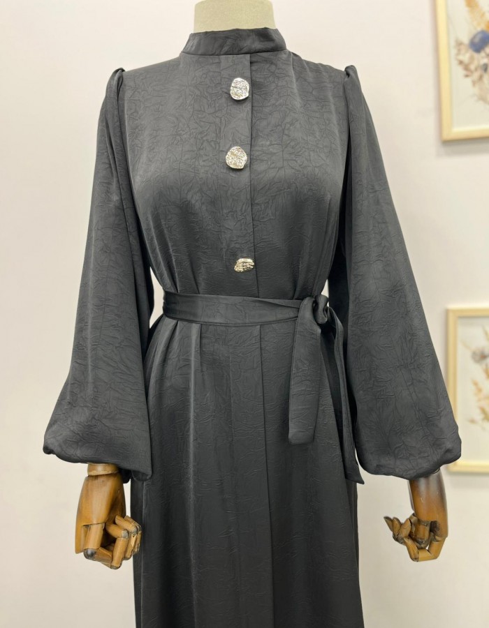 Kendinden desenli düğme detaylı saten elbise siyah