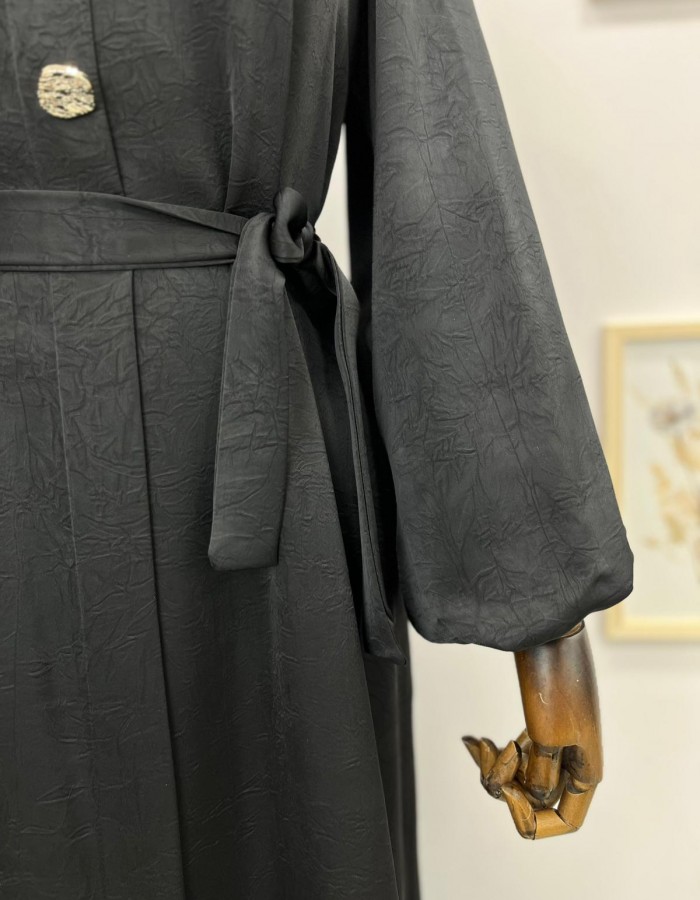 Kendinden desenli düğme detaylı saten elbise siyah