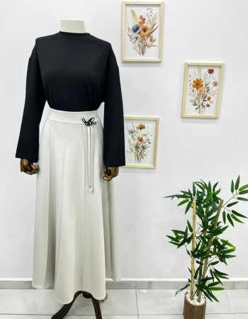 Broş Detaylı Krem Etek