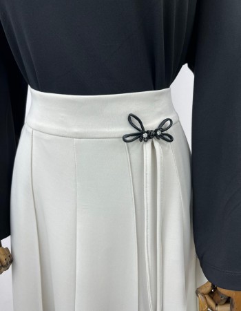 Broş Detaylı Krem Etek