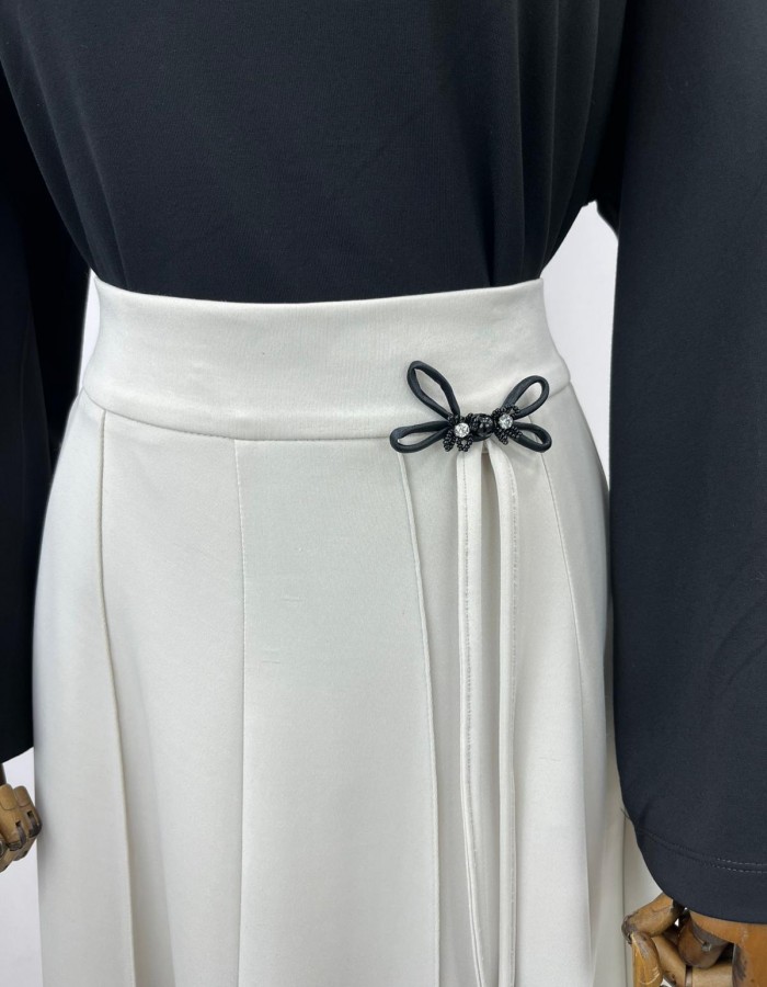 Broş Detaylı Krem Etek