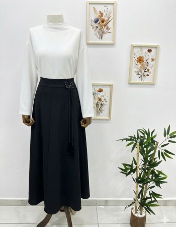 Broş Detaylı Siyah Etek