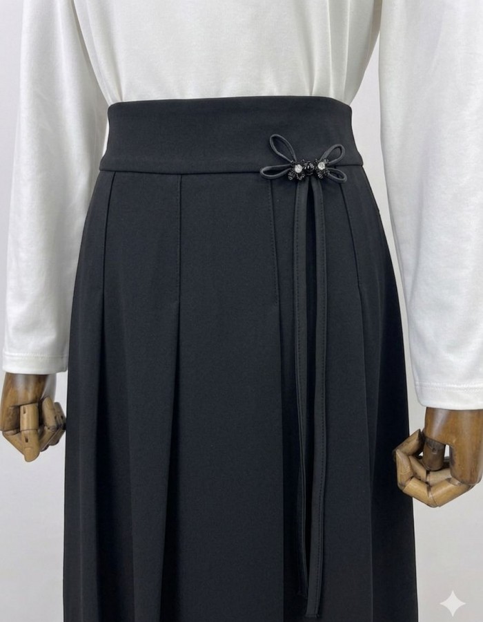 Broş Detaylı Siyah Etek