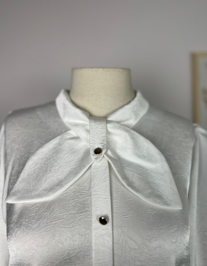 Beyaz Fiyonk Detaylı Kendinden Desenli Gömlek