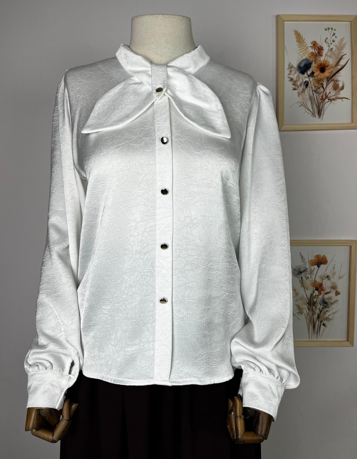 Beyaz Fiyonk Detaylı Kendinden Desenli Gömlek