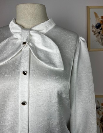 Beyaz Fiyonk Detaylı Kendinden Desenli Gömlek