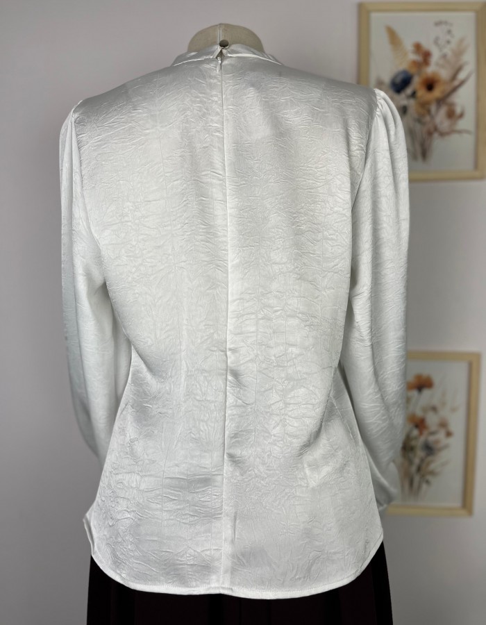 Beyaz Fiyonk Detaylı Kendinden Desenli Gömlek