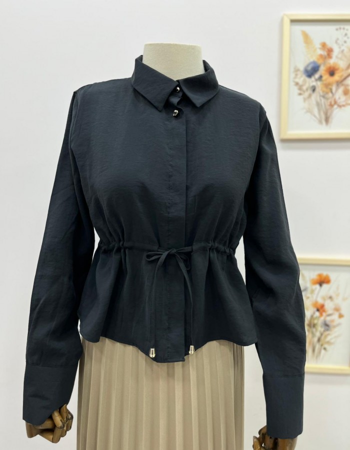 Siyah Önden Büzgülü Gizli Düğmeli Gömlek