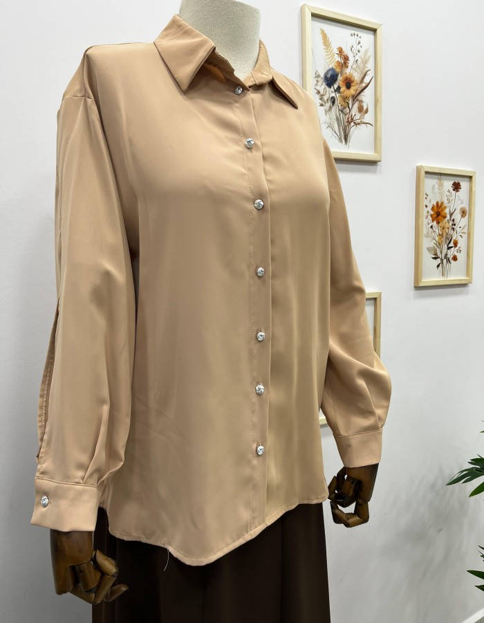 BEJ ÖNDEN DÜĞMELİ KADIN GÖMLEK