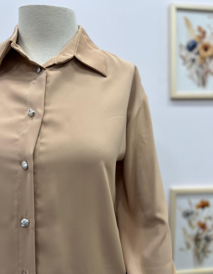 BEJ ÖNDEN DÜĞMELİ KADIN GÖMLEK