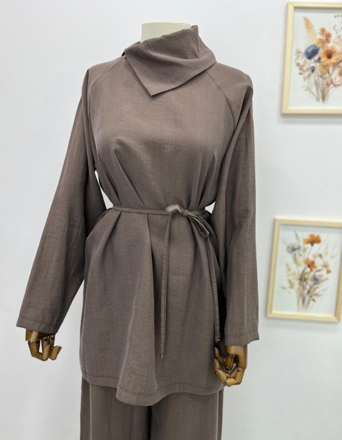 Çapraz Yaka Detaylı Seyyar Kemerli Pantolon Takım Kahverengi