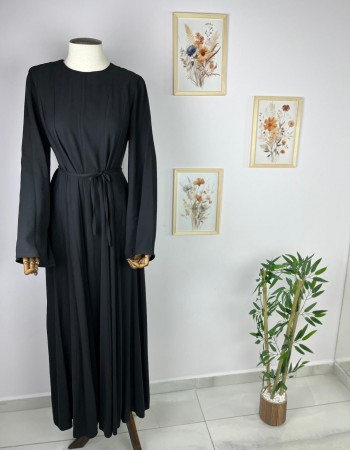 Belden Oturtma Detaylı Siyah Elbise