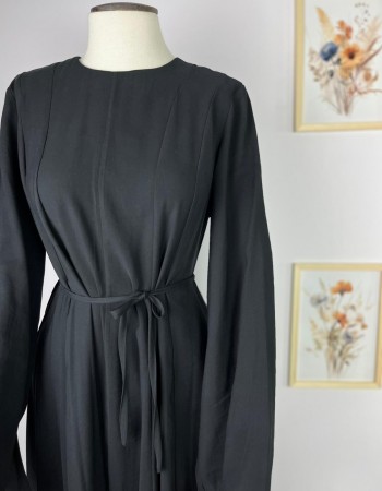 Belden Oturtma Detaylı Siyah Elbise